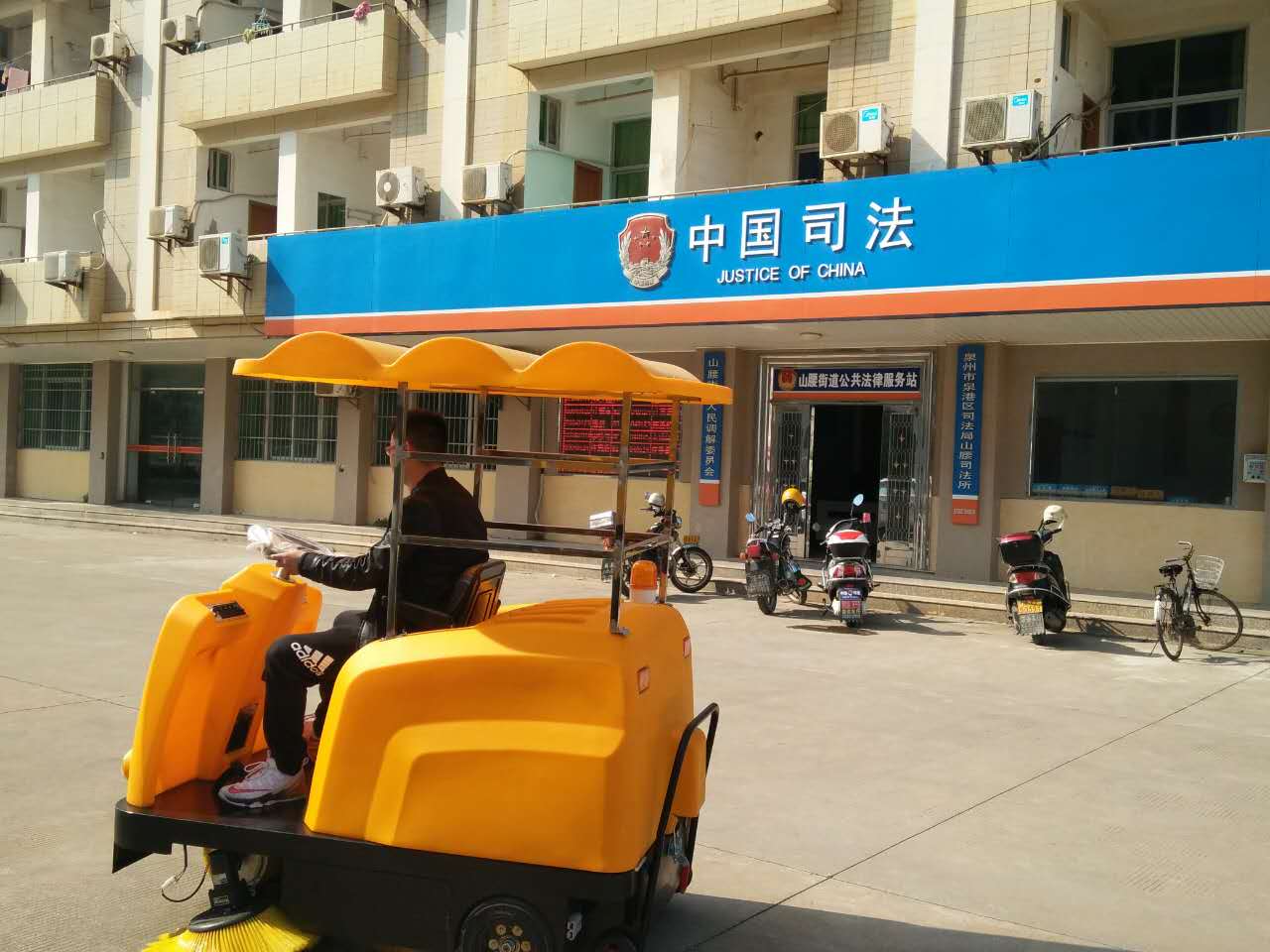 驚！一輛潔博士路面清掃機，惹得員工搶著干活？